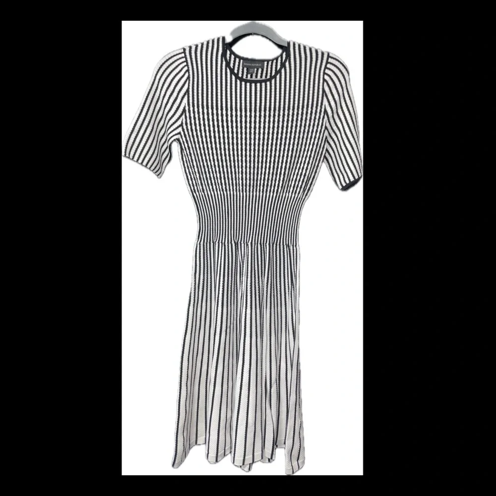 Banana republic NWT White w Black STRIPE FIT-AND-FLARE SWEATER DRESS, XS - Picture 5 of 5